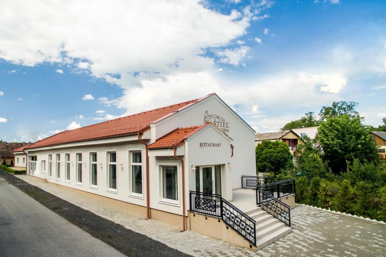 Am Kastiel Penzion Rimavská Sobota Extérieur photo